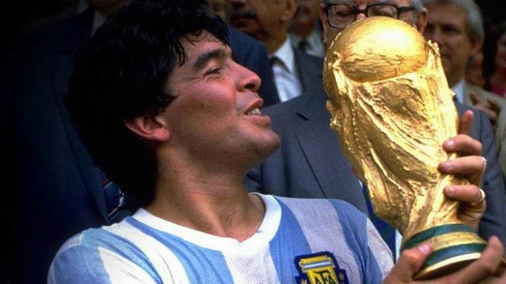 91367_Diego-Maradona-holding-Fifa-World-Cup-86-Mexico-1986_1280x720